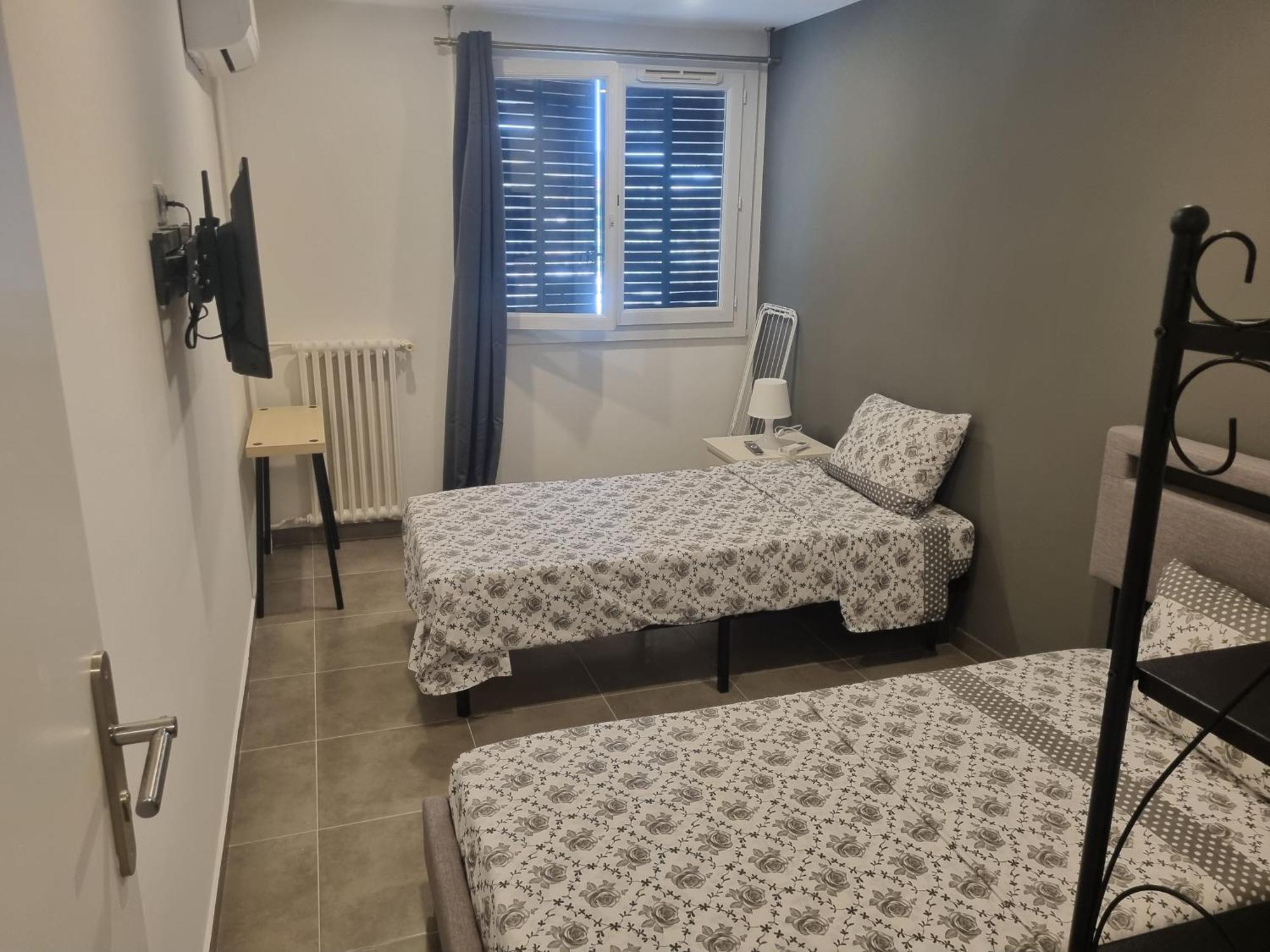Privative Renove 2024, Climatisation, Tramway Sur Place , 12 Min Centre, 16 Min Plage, Apercu Lateral Mer, 2 Wc Avec 2 Salle De Bain, Private Renovated 2024, Air-conditioned , Tram On Spot, 2 Toilets And 2 Bathrooms Frühstückspension