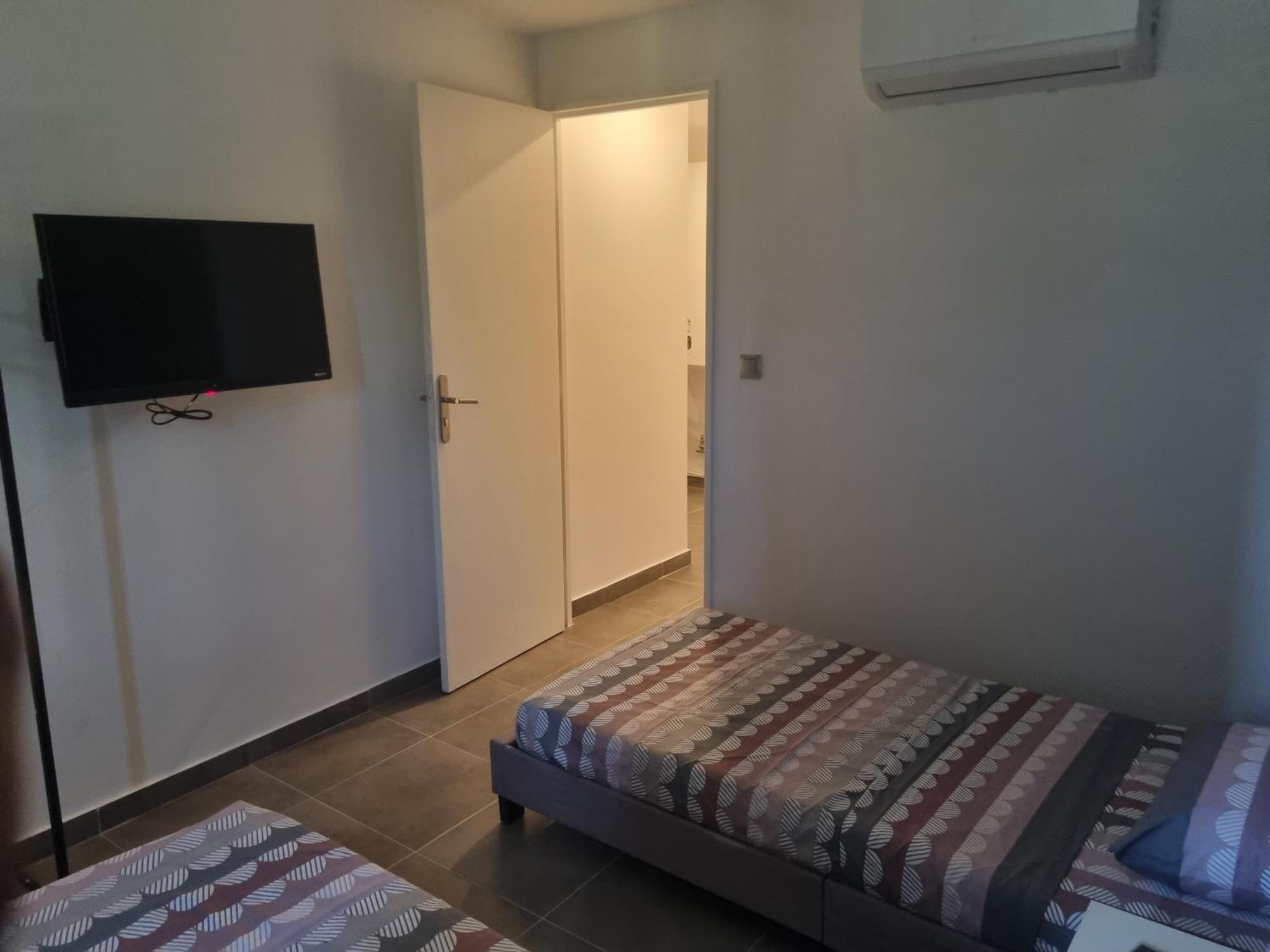 Privative Renove 2024, Climatisation, Tramway Sur Place , 12 Min Centre, 16 Min Plage, Apercu Lateral Mer, 2 Wc Avec 2 Salle De Bain, Private Renovated 2024, Air-conditioned , Tram On Spot, 2 Toilets And 2 Bathrooms Frühstückspension