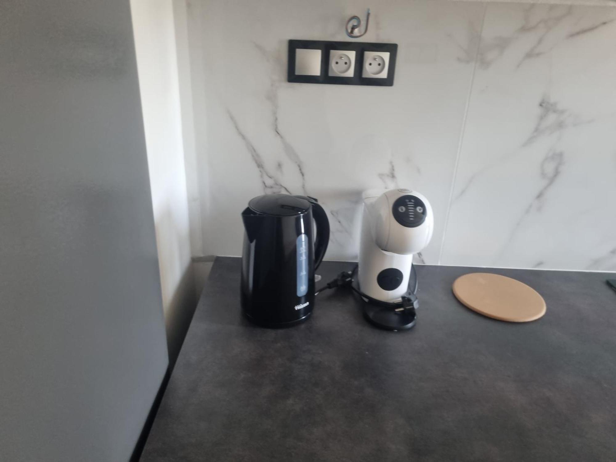 Frühstückspension Privative Renove 2024, Climatisation, Tramway Sur Place , 12 Min Centre, 16 Min Plage, Apercu Lateral Mer, 2 Wc Avec 2 Salle De Bain, Private Renovated 2024, Air-conditioned , Tram On Spot, 2 Toilets And 2 Bathrooms *